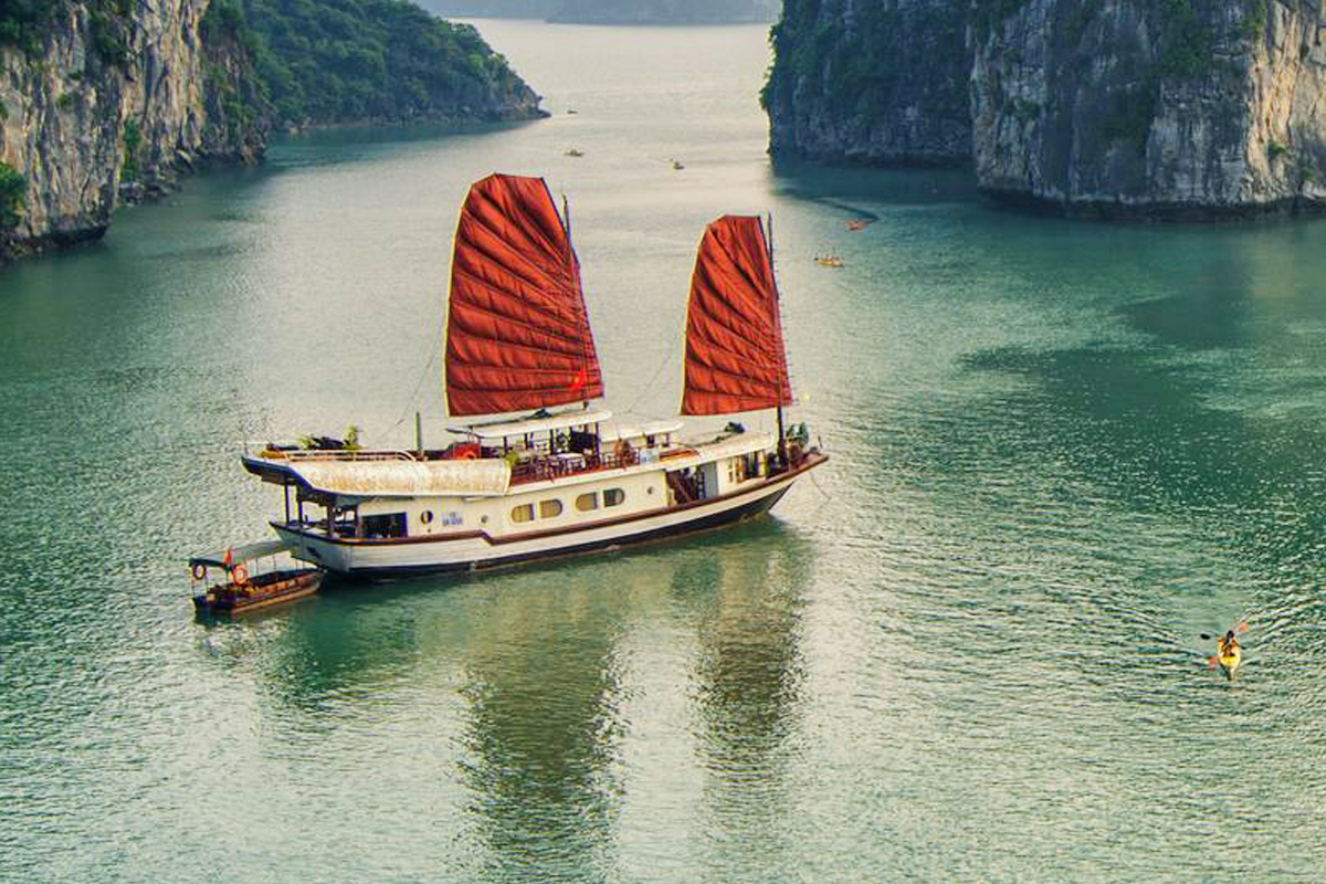 HA LONG BAY - 2 days and 1 night with Dragon Bay cruise (3,5 star cruise – Boat with 3 cabins )