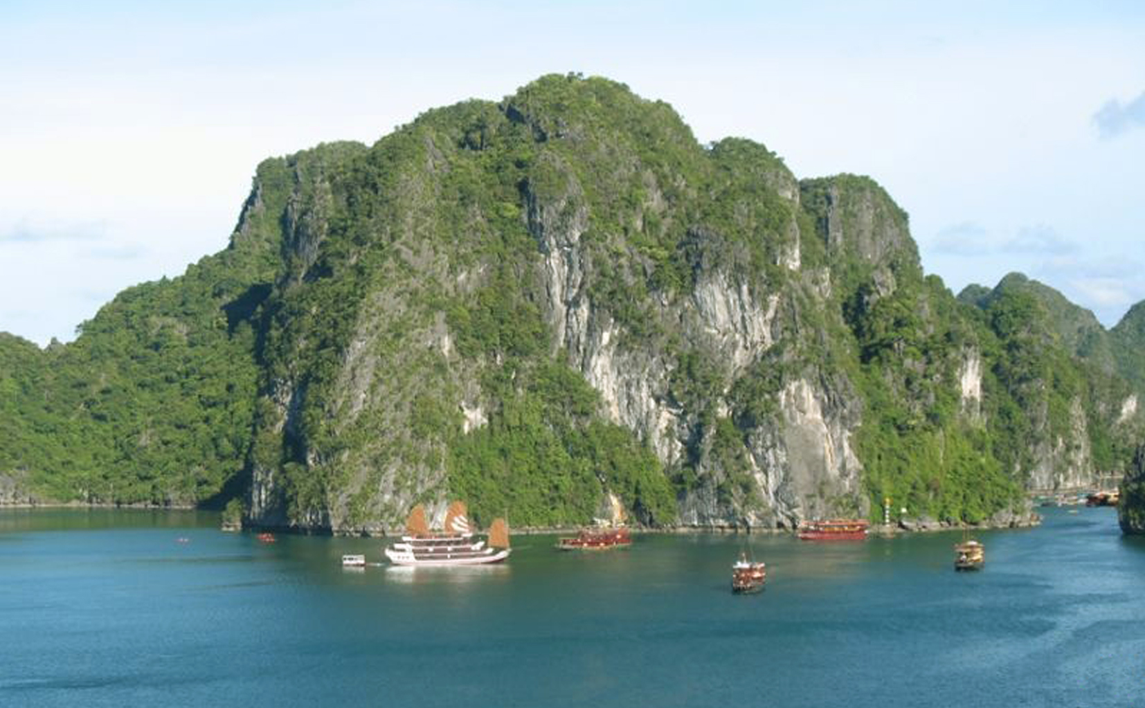 HA LONG BAY - 2 days and 1 night with Dragon Gold cruise (3 star cruise – boat with 11 cabins)